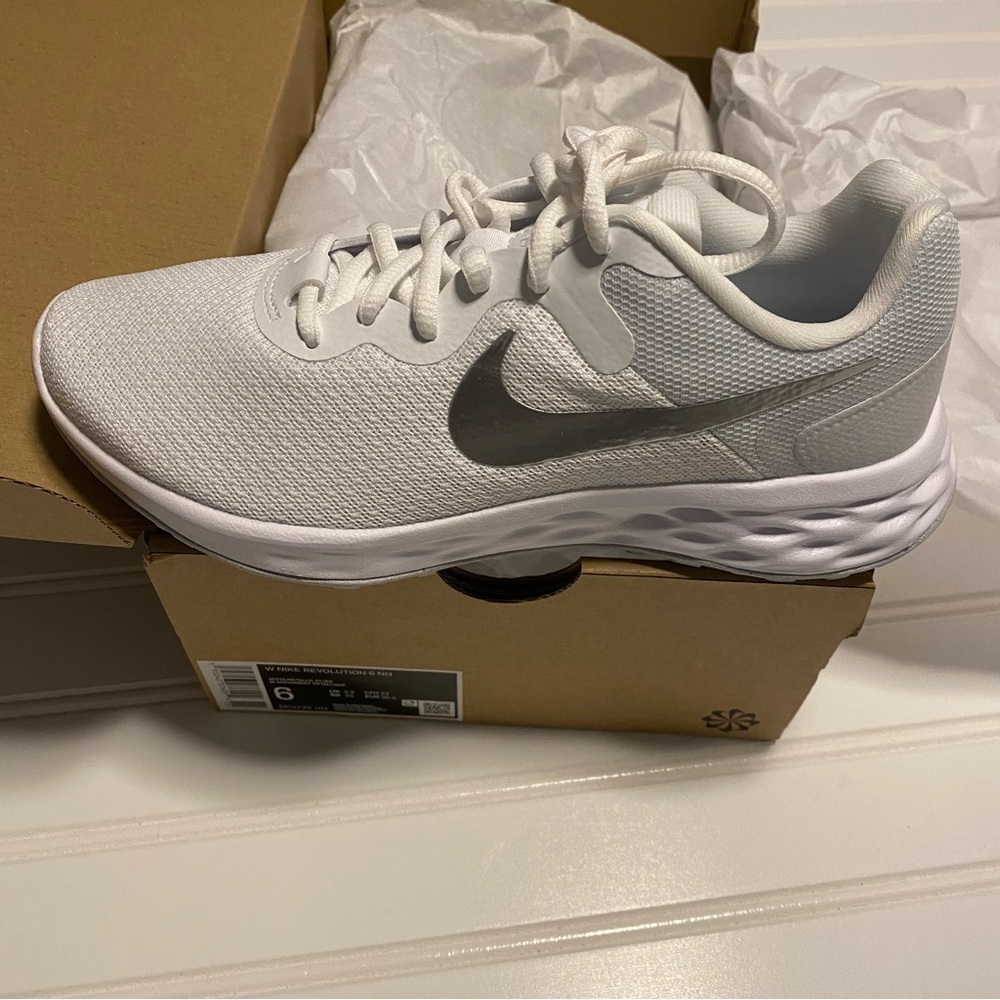 NWOT - Nike Revolution 6 NNShoes Running women  DC3729101 White Metallic Silver